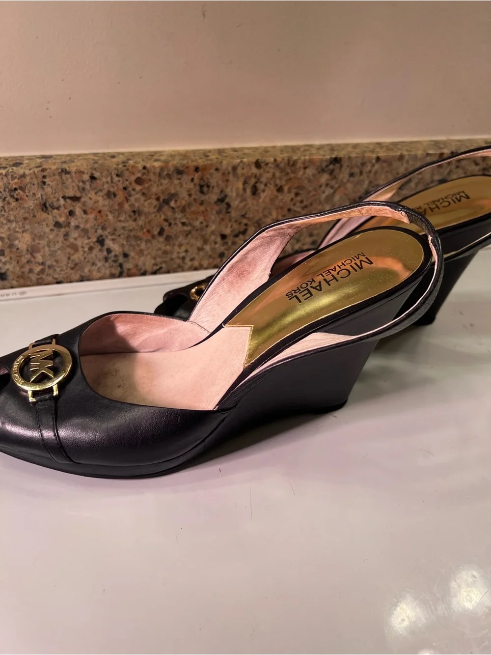Michael Kors Sz 8.5 Black Leather Peep-Toe Slingback 4” Heels Gold MK Emblem
